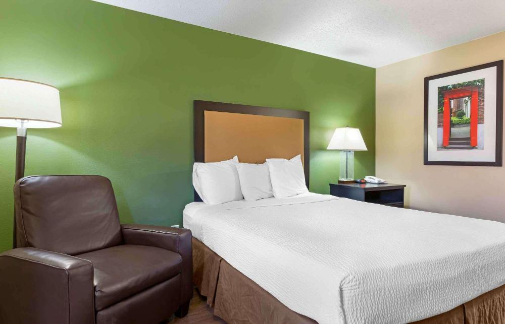 Queen studio with 1 Queen Bed - Disability Access/Non-Smoking interior